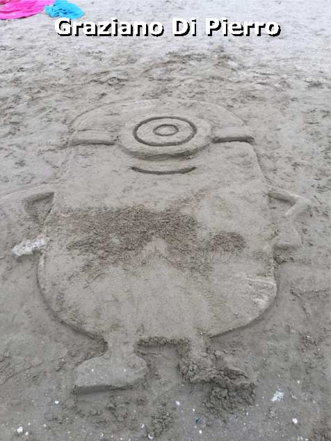 Stuart il Minion in sabbia