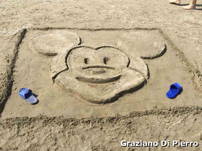 Topolino in sabbia a Riccione; mattino