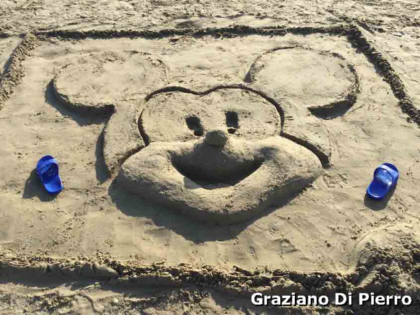 Topolino in sabbia a Riccione; pomeriggio