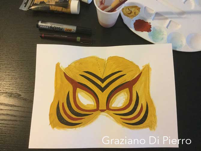 maschera della tigre in fase di pittura